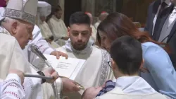 Papa Francesco battezza un bambino nella Cappella Sistina / Credit Vatican Media