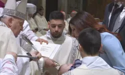 Papa Francesco battezza un bambino nella Cappella Sistina / Credit Vatican Media