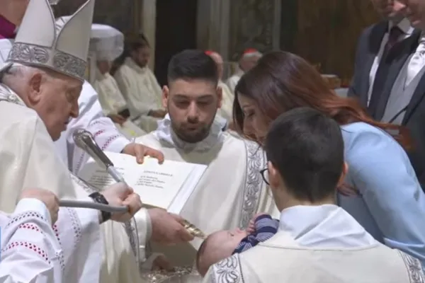 Papa Francesco battezza un bambino nella Cappella Sistina / Credit Vatican Media