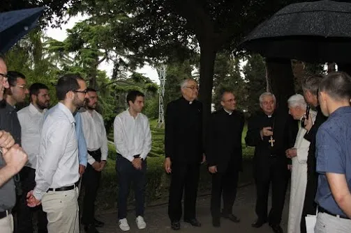 Seminaristi della Diocesi di Faenza-Modigliana | Seminaristi della Diocesi di Faenza-Modigliana in visita dal Papa emerito, Giardini Vaticani, 16 giugno 2015 | cortesia dei seminaristi della Diocesi di Faenza-Modigliana