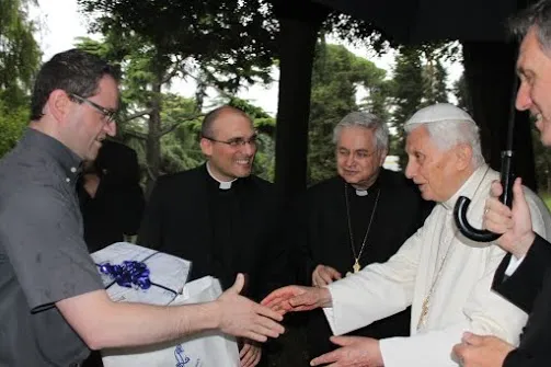 Seminaristi della Diocesi di Faenza-Modigliana | Seminaristi della Diocesi di Faenza-Modigliana in visita dal Papa emerito, Giardini Vaticani, 16 giugno 2015 | cortesia dei seminaristi della Diocesi di Faenza-Modigliana