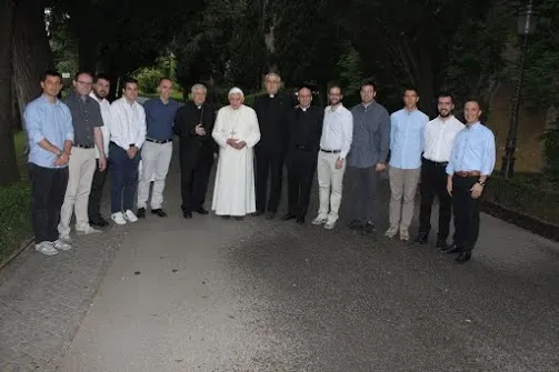 Seminaristi Diocesi Faenza Modigliana | Seminaristi della Diocesi di Faenza-Modigliana in visita dal Papa emerito, Giardini Vaticani, 16 giugno 2015 | cortesia dei seminaristi della Diocesi di Faenza-Modigliana