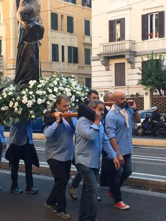 La processione della statua di San Francesco per le vie di Trastevere |  | VG / ACI stampa