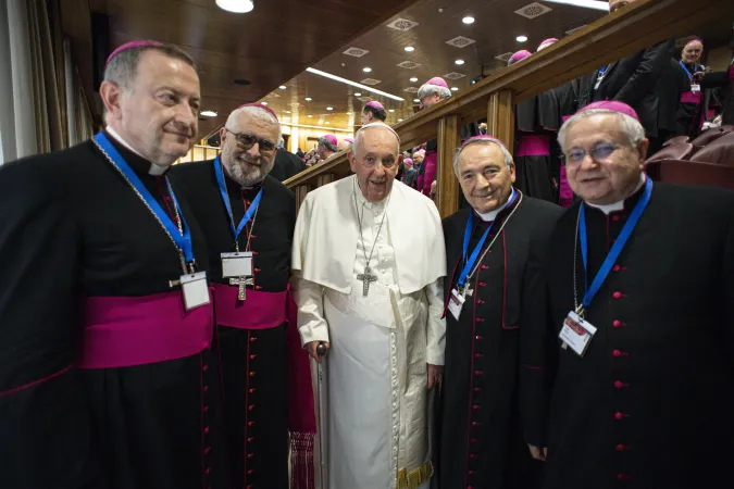 Papa Francesco, CEI | Papa Francesco con i vescovi delle zone alluvionate | Vatican Media / ACI Group