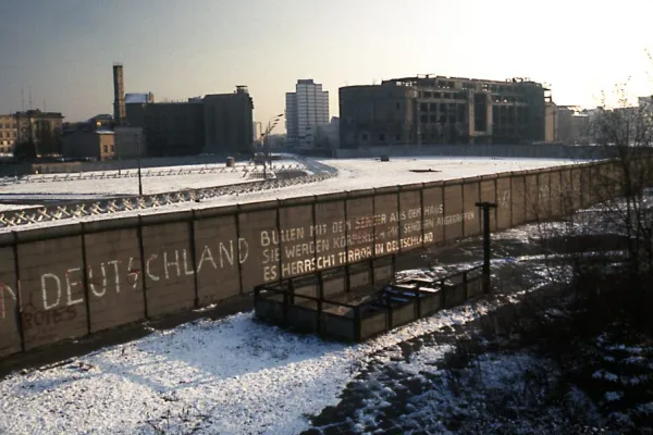 Il Muro di Berlino, la "frontiera" della Cortina di Ferro / Pd