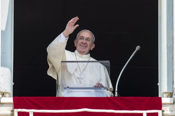 Papa Francesco durante un Angelus  / L'Osservatore Romano / ACI Group