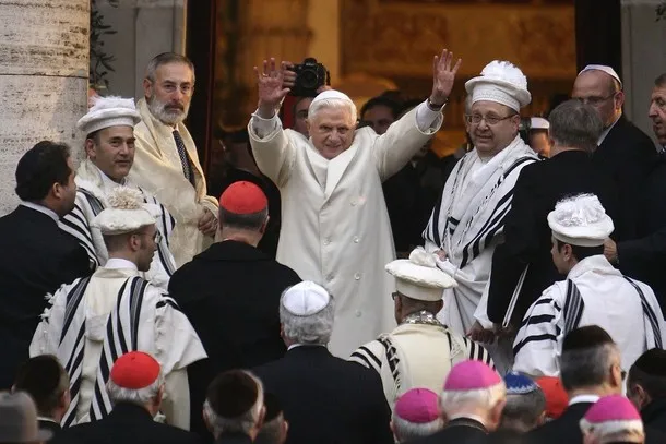 Benedetto XVI in visita alla Sinagoga di Roma  |  | Vatican Media