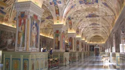 "Sistinehall" di de:User:Maus-Trauden - Opera propria, de:Image:Salonee-sistino.jpg. Con licenza CC BY-SA 3.0 tramite Wikimedia Commons - https://commons.wikimedia.org/wiki/File:Sistinehall.jpg#/media/File:Sistinehall.jpg