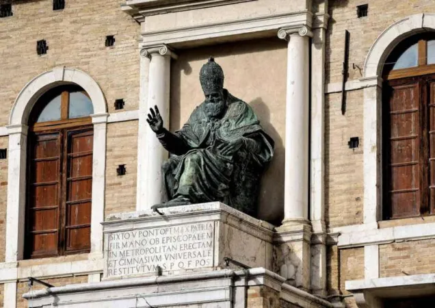 La statua di Sisto V a Fermo  |  | pd