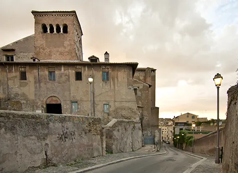 L'esterno del complesso del monastero dei SS.Quattro Coronati |  | http://www.aulagoticasantiquattrocoronati.it