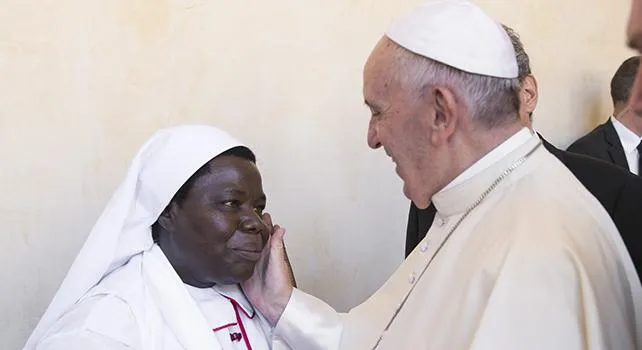 Papa Francesco e una suora |  | San Francesco Patrono d'Italia