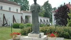 Il monumento dedicato al Cardinale Stepinac a Lepolglava, uno dei tanti per il Cardinale Beato eretti in Croazia / PD