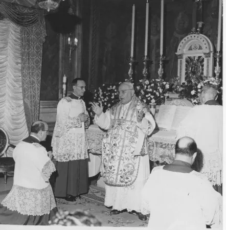 Papa Giovanni XXIII celebra nella antica cappella della Madonna della Fiducia   |  | Seminario Romano