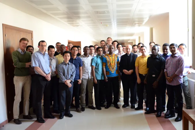 Padre Miguel Ángel Tábet con gli studenti in una foto d'archivio  |  | PUSC