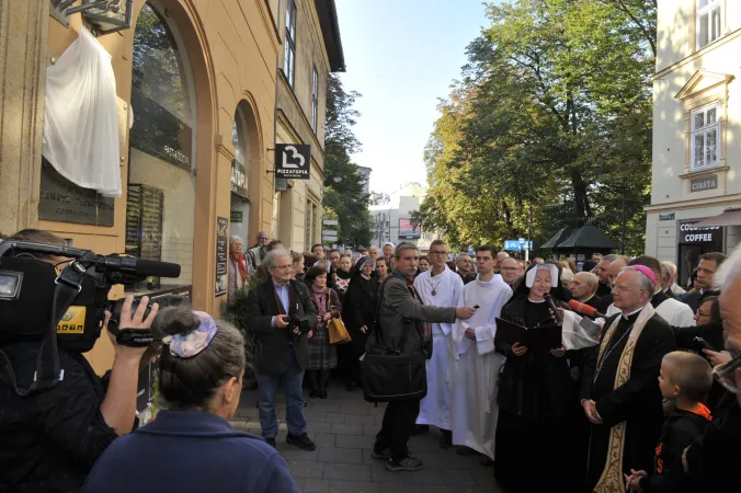 Il momento in cui è stata inaugurata la targa commemorativa per la stamperia che produsse le prime immagini di Gesù misericordioso |  | Arcidiocesi di Cracovia 