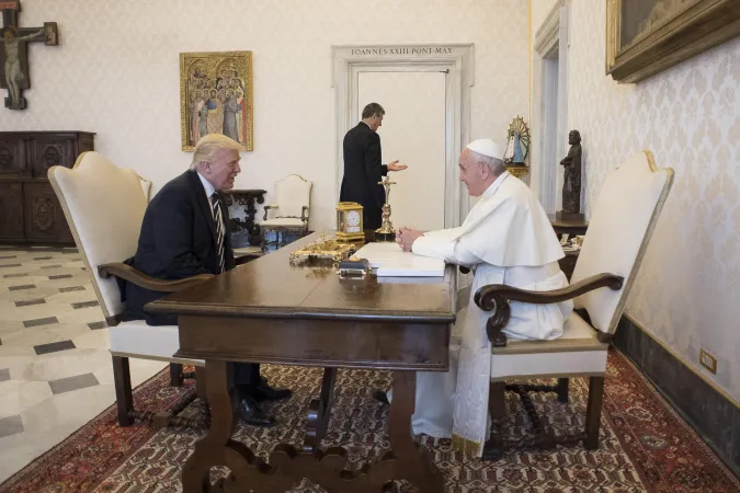 Papa Francesco e il presidente Trump | Papa Francesco e il presidente Trump all'inizio del loro incontro riservato, 24 maggio 2017 | L'Osservatore Romano / ACI Group