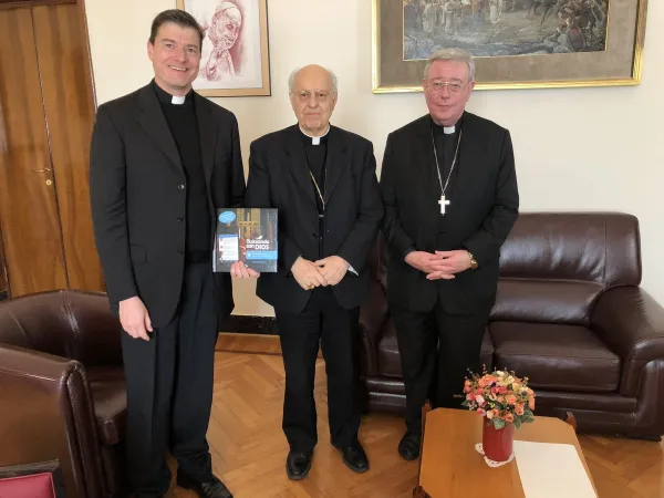 Padre Remery alla Segreteria Generale del Sinodo | L'incontro tra padre Remery, il Cardinale Baldisseri e l'arcivescovo Hollerich, Segreteria Generale del Sinodo, 23 febbraio 2018 | Twitter Michel Remery