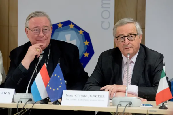 L'arcivescovo Jean Claude Hollerich, presidente della COMECE (sinistra) e Jean-Claude Juncker, presidente della Commissione Europea (destra) durante l'incontro alla COMECE dello scorso 14 marzo / COMECE