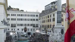 Papa Francesco in preghiera di fronte l'Immacolata di Piazza di Spagna / © L'Osservatore Romano Photo 