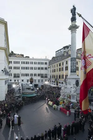 Papa Francesco a piazza di Spagna | Papa Francesco in preghiera di fronte l'Immacolata di Piazza di Spagna | © L'Osservatore Romano Photo 