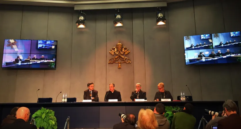 La conferenza stampa di presentazione del Messaggio per le Comunicazioni sociali |  | AA