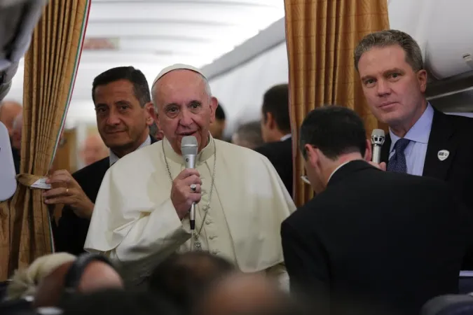 Papa Francesco sul volo Baku-Roma |  | Alan Holdren CNA