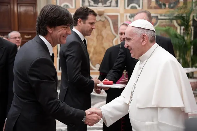 Papa Francesco con Joachim Loew, CT della Nazionale tedesca |  | L'Osservatore Romano - ACI Group