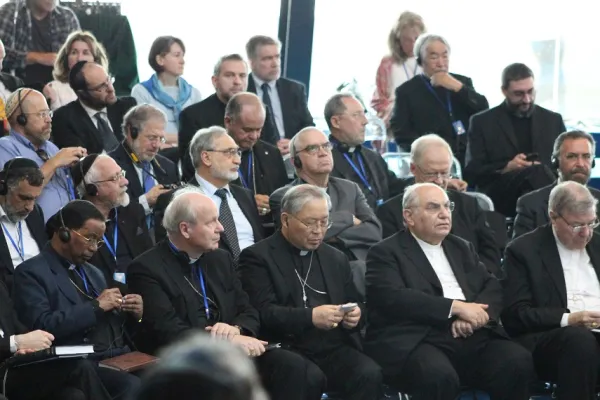 Un momento dei lavori, in prima fila i cardinali Christoph Schönborn e Paolo Romeo  / Cammino Neocatecumenale