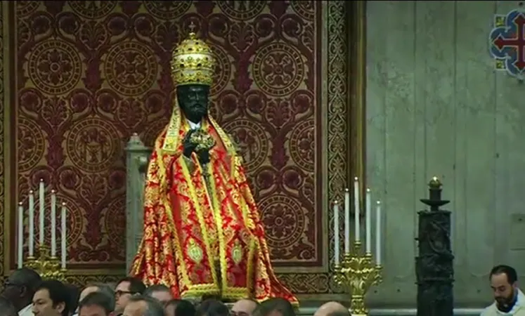 La statua di San Pietro |  | CTV