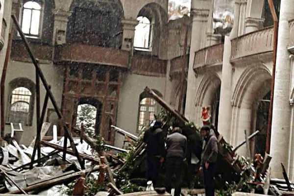 Un momento di preghiera di fronte ad una "natività" costruita dai cristiani locali nelle rovine della Cattedrale Maronita di Sant'Elijah ad Aleppo  / Holy See Mission at UN 