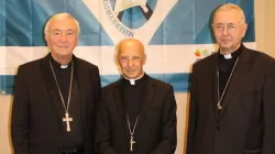 La nuova presidenza del CCEE. Da sinistra a destra: il Cardinale Vincent Nichols, arcivescovo di Westminster, vicepresidente; il Cardinale Angelo Bagnasco, arcivescovo di Genova, presidente; l'arcivescovo Stanislaw Gadecki, di Poznan, vicepresidente / CCEE