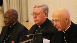 L'incontro dei consulenti legali del CCEE in Lussemburgo. Nella foto il nunzio Kasuja, l'arcivescovo di Lussemburgo Jean-Claude Hollerich, e il Cardinale Angelo Bagnasco, presidente del CCEE / CCEE