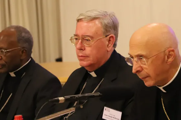 L'incontro dei consulenti legali del CCEE in Lussemburgo. Nella foto il nunzio Kasuja, l'arcivescovo di Lussemburgo Jean-Claude Hollerich, e il Cardinale Angelo Bagnasco, presidente del CCEE / CCEE