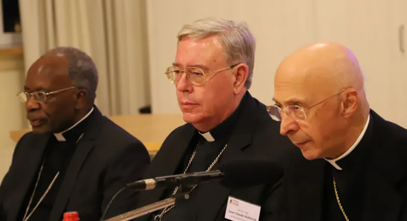 CCEE a Lussemburgo | L'incontro dei consulenti legali del CCEE in Lussemburgo. Nella foto il nunzio Kasuja, l'arcivescovo di Lussemburgo Jean-Claude Hollerich, e il Cardinale Angelo Bagnasco, presidente del CCEE | CCEE