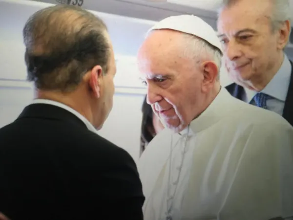 Papa Francesco sul volo per il Messico |  | Alan Holdren CNA