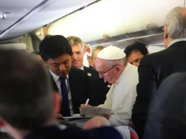 Papa Francesco sul volo per il Messico |  | Alan Holdren CNA