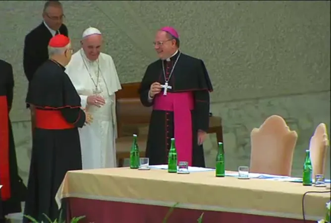 Il Papa in un momento di pausa della Commemorazione dei 50 anni del Sinodo |  | CTV