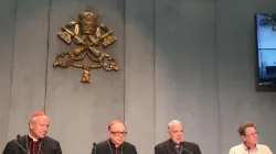 Ultimo briefing ad ora di pranzo sul Sinodo 2015. Da sinistra a destra: Cardinal Schoenborn, Cardinal Damasceno Assis, Padre Federico Lombardi, Fr. Herve Janson / Marco Mancini / ACI Stampa 