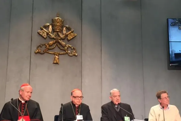 Ultimo briefing ad ora di pranzo sul Sinodo 2015. Da sinistra a destra: Cardinal Schoenborn, Cardinal Damasceno Assis, Padre Federico Lombardi, Fr. Herve Janson / Marco Mancini / ACI Stampa 