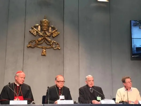 Briefing 24 ottobre 2015 | Ultimo briefing ad ora di pranzo sul Sinodo 2015. Da sinistra a destra: Cardinal Schoenborn, Cardinal Damasceno Assis, Padre Federico Lombardi, Fr. Herve Janson | Marco Mancini / ACI Stampa 