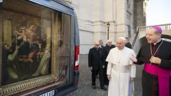 Papa Francesco benedice l'autocappella dei Missionari del Rosario, accompagnato dall'arcivescovo Tommaso Caputo / © L'Osservatore Romano Photo