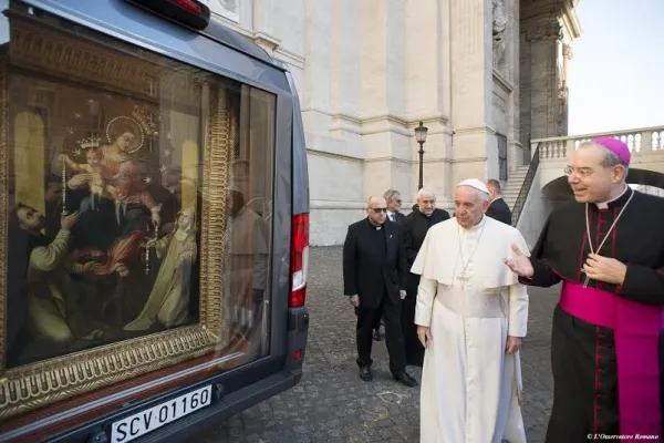 Papa Francesco benedice l'autocappella dei Missionari del Rosario, accompagnato dall'arcivescovo Tommaso Caputo / © L'Osservatore Romano Photo