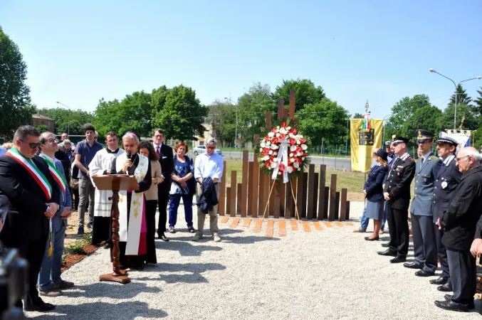 L'inaugurazione della stele a Mirandola |  | Diocesi di Carpi