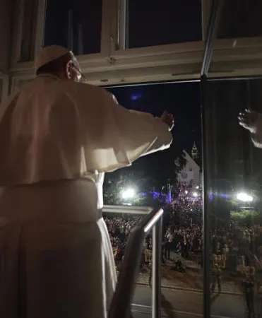 Papa Francesco alla GMG | Papa Francesco alla finestra dell'arcivescovado di Cracovia | L'Osservatore Romano / ACI Group