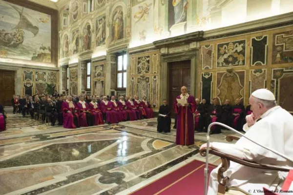 Papa Francesco in uno dei passati incontri con il Collegio dei Prelati Uditori della Rota Romana e officiali e avvocati del Tribunale / Vatican Media / ACI Group