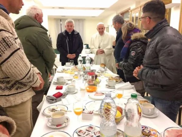 Papa Francesco il giorno del suo compleanno con i clochard |  | Osservatore Romano / AciGroup