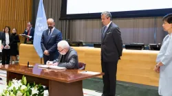 L'arcivescovo Gallagher, a nome della Santa Sede, firma la ratifica del Trattato ONU sulle Armi Nucleari, Palazzo Nazioni Unite / Holy See Mission 