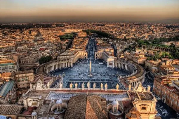 Una veduta di piazza San Pietro dal Vaticano / Ambasciata di Nigeria presso la Santa Sede