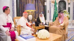 L'incontro tra Re Salman e il Cardinale Jean-Louis Tauran, presidente del Pontificio Consiglio per il Dialogo Interreligioso, insieme al vescovo Ayuso Guixot, segretario del dicastero, Ryadh, 18 aprile 2018 / Reale Ambasciata dell'Arabia Saudita in Italia