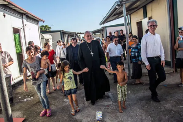 Il Cardinale Vallini visita il campo rom di Castel Romano / Roma Sette